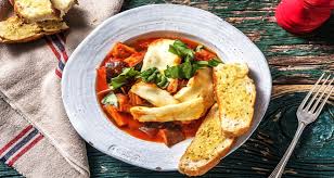 Hier Kommt Ein Kreatives Rezept Fur Dich Auflauf Mit Halloumi Und Aubergine Dazu Frischer Basilikum Und Knoblauch Fladen In 2020 Halloumi Aubergine Rezept Auberginen