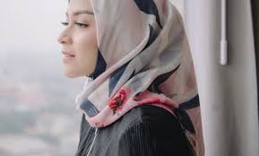 Judul buku dengan tulisan besar d. 10 Gambar Baju Hitam Cocok Dengan Jilbab Warna Apa Jejakpiknik Com