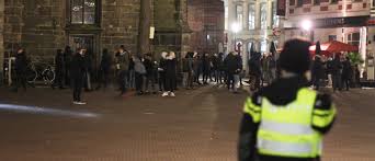 Juist, rellen met de politie! Afgelopen Nacht Op Meerdere Plaatsen In Nederland Rellen Tegen Avondklok