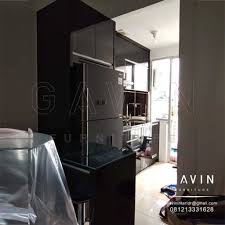 Dan pada gambar kedua di atas merupakan gambar hasil setelah proses produksi kitchen set di lakukan, hanya saja gambar dari contoh kitchen set di kitchen set minimalis & minibar. Contoh Kitchen Set Hitam Glossy Apartemen Season City Kitchen Set Minimalis Lemari Pakaian Custom Hpl Duco Dan Laker Terbaik