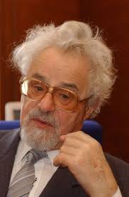 A participant in the velvet revolution in 1989, komárek subsequently entered politics a part. Zomrel Valtr Komarek Slovaci Ho Chceli Za Premiera Svet Spravy Pravda Sk