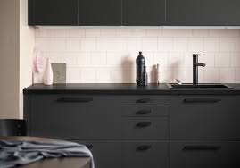 Cette tendance émergée il y a plusieurs années continue sa belle conquête et se décline autour de nombreux matériaux et de nombreuses finitions pour s'adapter à. Cuisine Noire Un Nouveau Classique Dont On Ne Se Lasse Pas Elle Decoration