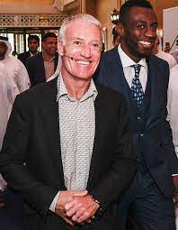 Cyril hanouna s'amuse des nouvelles dents de didier deschamps dans. Didier Deschamps Tout Sourire A Dubai Avec Blaise Matuidi Elle