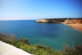 Wer für einen strandurlaub nach portugal reist, kann zwischen der etwas raueren westküste und der lieblicheren algarve wählen. Portugal Und Die Algarve Traumhafte Strande Und Sehenswurdigkeiten Bei Porches Wunderhaftig