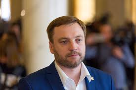 Він закінчив юридичний факультет хмельницького університету управління та. Denis Monastyrskij Foto Biografiya Dose