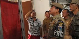 Iqbal asnan sh, sekretaris satpol pp makassar. Kelakuan Tak Terpuji Satpol Pp Merdeka Com