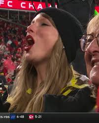 Travis Kelce knows how to get the crowd fired up 😆 (📺 CBS) NFL