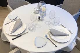 Außerdem ist der platz auf dem tisch eine wichtige rolle. Einen Tisch Zeitgemass Oder Klassisch Decken Swiss Wine