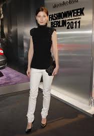 Doch gleich nach der schule ging es für sie nach berlin, wo sie sich so willkommen wie sonst nirgends fühlte. 21 Nora Waldstatten Ideen Nora Von Waldstatten Wald Osterreichische Schauspieler