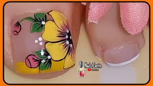 Es por esto que les traemos imagenes con bellos diseños de decorados de uñas para pies con flores y mariposas, especiales. Decoracion De Unas Para Pies Con Flor Amarilla Unas Decoradas Con Amarillo Tutorial De Unas Youtube