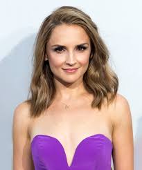 4 de octubre de 1979) es una actriz, modelo, cantante y productora estadounidense.es más conocida por sus papeles como protagonista en las películas she's all that (1999), josie and the pussycats (2001), y las series de televisión into the west y perception, además de ser la voz detrás de varios personajes en robot chicken y de tifa lockhart en. Rachael Leigh Cook Has No Regrets About Rom Com Career