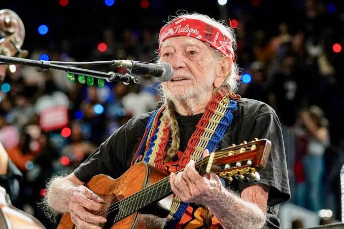 Willie Nelson keeps living the life he loves at 92 - Marietta Times