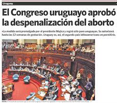 Manifestante sostiene el pañuelo verde, símbolo del aborto legal en argentina. Ela Equipo Latinoamericano De Justicia Y Genero Observatorio De Medios