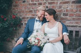 Die seite 1 für aktuelle nachrichten und themen, bilder und videos aus den bereichen news, wirtschaft, politik, show, sport, und promis. Julia Und Sven Feiern Ihre Hochzeit Auf Gut Hohenholz Bei 30 Grad