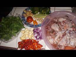 Tambahkan juga tomat, daun salam, daun jeruk, sereh, dan jahe; Resep Masak Rica Rica Ayam Kampung Kemangi Pedas Youtube