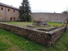 Leonardo conobbe un periodo di prosperità, grazie a numerose donazioni che consentirono, nel 1350 la costruzione di una nuova chiesa, con un coro decorato da lippo vanni nel 1370. Eremo Di San Leonardo Al Lago Monteriggioni Bewertungen Und Fotos