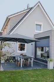 Caravita Ein Schirm Fur Unseren Garten In 2020 Hausfassade Gartenschirme Haus Aussendesign