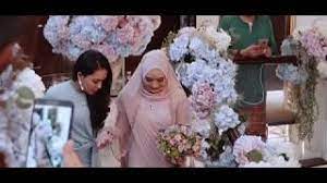 Anak sulung kepada pelakon, penerbit dan pengarah, datuk ziela jalil, puteri julia nabilah kini sudah bergelar doktor. Dr Puteri Julia Nabilah Dr Dziya Faqhran Engagement Bertunang 2018 Youtube
