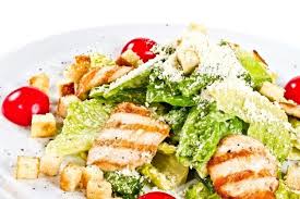 рецепт салата цезарь с курицей и сухариками и пекинской капустой Cezar Salat S Kuricej I Suharikami 6 Prostyh Receptov V Domashnih Usloviyah Eda Salat Cezar Recepty Salatov