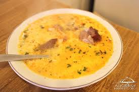 Ciorba de cartofi cu afumătură se presară cât e fierbinte cu frunze de tarhon proaspete. CiorbÄƒ De Cartofi Cu AfumÄƒturÄƒ ReÈ›etÄƒ SimplÄƒ Din Ardeal