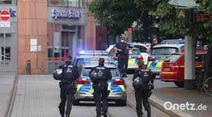 Ein weiteres filmmaterial von einem messerangriff in #würzburg, 3 tote und 6 verletzte. T9dqc9rgq Ytgm