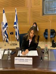 סלובניק שוחרר מצהל בדרגת תאל, בעל תואר ראשון במנהל עסקים ותואר שני במדעי המדינה וביטחון לאומי. Facebook