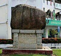 Kisahnya, seorang askar inggeris menempatkan batu ini di atas kekakinya. Kenangan Mengusik Jiwa Di Teluk Intan Rencana Mstar