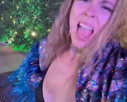 30 and flirty and thriving ✨🌸