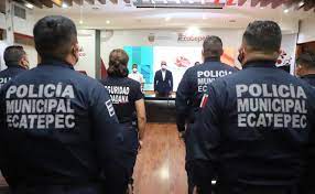 Policías municipales de ecatepec evitaron que un joven de 19 años de edad se arrojara de un puente peatonal de avenida central, en la colonia río de luz, quien relató que enfrenta graves problemas. Pmbn4zctiy5cim