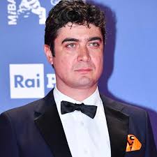 (pino scotto cerca di spiegare le complesse trame dei film di riccardo scamarcio). Riccardo Scamarcio L Intervista Mi Hanno Salvato La Scuola E Le Donne