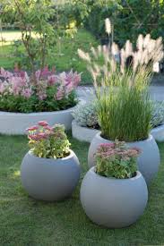 Tendances Jardin 2019 Plantes Vertes Avec Des Fleurs A Pas En 2020 Tendances Jardin Idees Jardin Decoration Jardin Exterieur