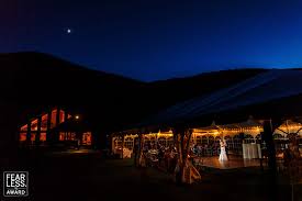 2oj Fotograf Semka 1ogo Tanca S Ulicy S Sinhronizaciej Vspyshek V Pomeshenii Zadnij Plan Prorabotan Iso Na Wedding Vail Wedding Venues Outdoor Wedding Venues