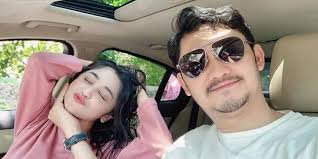 Tahi lalat di dada dewi perssik bikin salah fokus. 10 Tahun Sejak Bercerai Begini Momen Dewi Perssik Dan Aldi Taher Ungkap Masa Lalu Merdeka Com