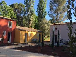 Epingle Par Village Camarguais Agence Sur Le Village Camarguais Fait Peau Neuve Peau Neuve Village Camarguaise