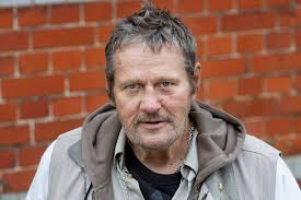 Jag tycker att samhället sviker hundra procent”