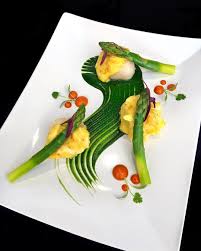 Butter Poached Scallops Crab Hollandaise Lightly Torched Asparagus Sun Dried Tomato Puree Spina Art Et Cuisine Entree Gastronomique Cuisine Gastronomique