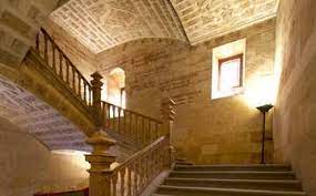 La universidad de salamanca fue fundada por alfonso ix en 1218 y es la más antigua de las universidades hispanas existentes. Papstliche Universitat Von Salamanca In Salamanca Expedia