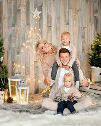 Christmas Photo Shoot I Like The Blankets On The Ground Christmas Family Photos Family Holiday Photos Family Christmas Pictures