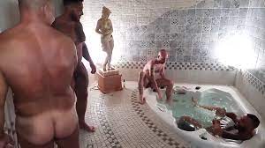 Madura folla hombre en la sauna gay | xHamster