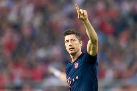 Die frau von robert lewandowski ist wieder schwanger. Bayern Star Spendet Eine Million Euro Starke Spende Robert Lewandowski Macht Eine Million Locker