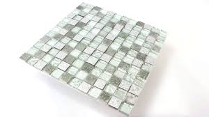 Oder entspricht ein ruhiger birkenwald eher deinem geschmack? Mosaikfliesen Fur Kuchenruckwand Aus Glas Naturstein Mix Silber Youtube