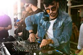 DJ Booking Guide 2024 – Tips, Costs and FAQs
