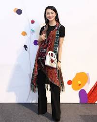 Desain feminim dengan motif oversized flower yang begitu mencolok dengan split sleeved blazer. Berbagai Ragam Pola Baju Etnik