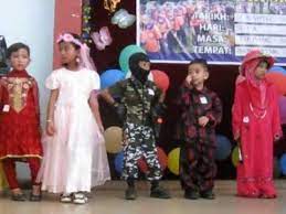 Kurikulum tk ditekankan pada pemberian rangsangan pendidikan untuk membantu pertumbuhan dan perkembangan jasmani dan rohani agar anak memiliki kesiapan. Pertandingan Pakaian Beragam Prasekolah Skc 2012 Youtube