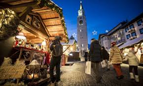 Located in front of cortina's bell tower on corso italia in the pedestrian and shopping area, hotel cortina dates back to 1870. Nevica Aria Di Natale A Cortina D Ampezzo Ci Si Prepara Alle Festivita