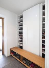 Garderobenschrank Mit Schiebeturen Ubersichtlich Und Gut Sortiert Garderobenschrank Garderobe Schrank Haus Innenarchitektur