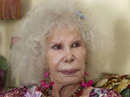 Cayetana de Alba, la duquesa de 19 nombres y 46 títulos de nobleza que tuvo  todo menos una madre