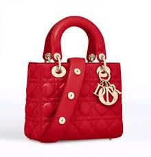 Les sacs dior, par leur féminité et leur élégance jouant avec les matières parfois inédites, les sacs dior se déclinent dans de nombreux formats aujourd'hui reconnaissables en un coup d'oeil. Sac Lady Dior Avec Bandouliere Personnalisable Dior Sac Lady Dior Sacs Dior Sacs A Main Mode