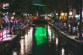 In den straßen, die sonst mit touristen überfüllt sind, trinken nur wenige einheimische ein bier in der sonne. Das Amsterdamer Rotlichtviertel Amsterdam Nightlife Guide