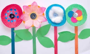 Blumen Aus Muffinformchen Und Tonpapier Furs Fenster Diy Basteln Mit Kindern Im Fruhling Os Basteln Fruhling Kinder Blumen Basteln Blumen Basteln Mit Kindern
